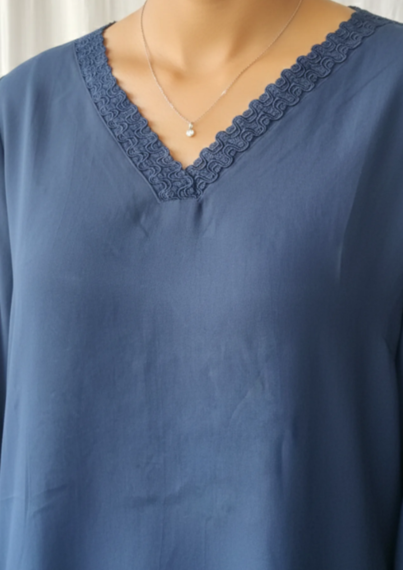 Viskose Kurta mit V-Ausschnitt und Seitenschlitz – Fließendes Damen-Oberteil | Velnorah