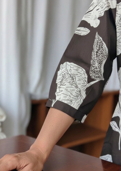 A-Linien Kleid aus Baumwolle mit großem Blumenprint in Schwarz | Velnorah
