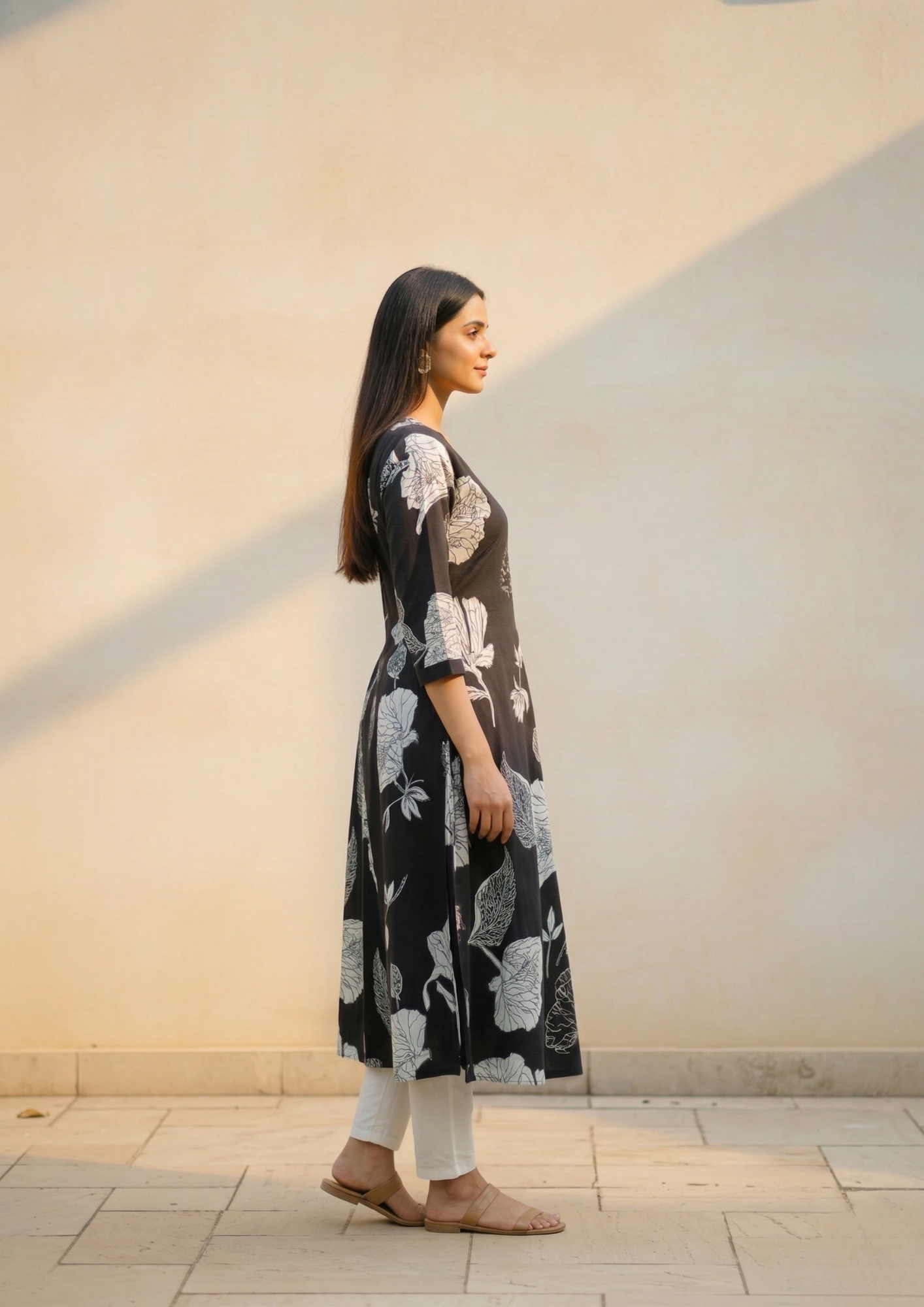 A-Linien Kleid aus Baumwolle mit großem Blumenprint in Schwarz | Velnorah
