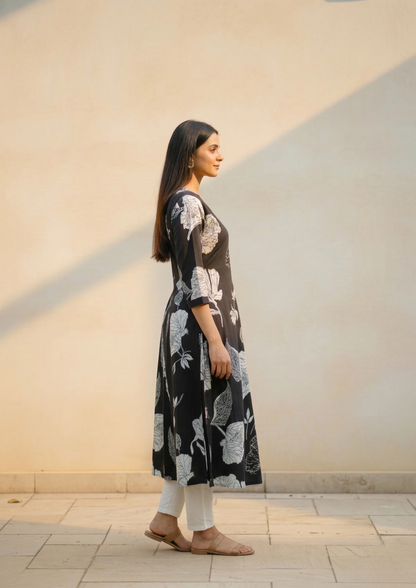 A-Linien Kleid aus Baumwolle mit großem Blumenprint in Schwarz | Velnorah
