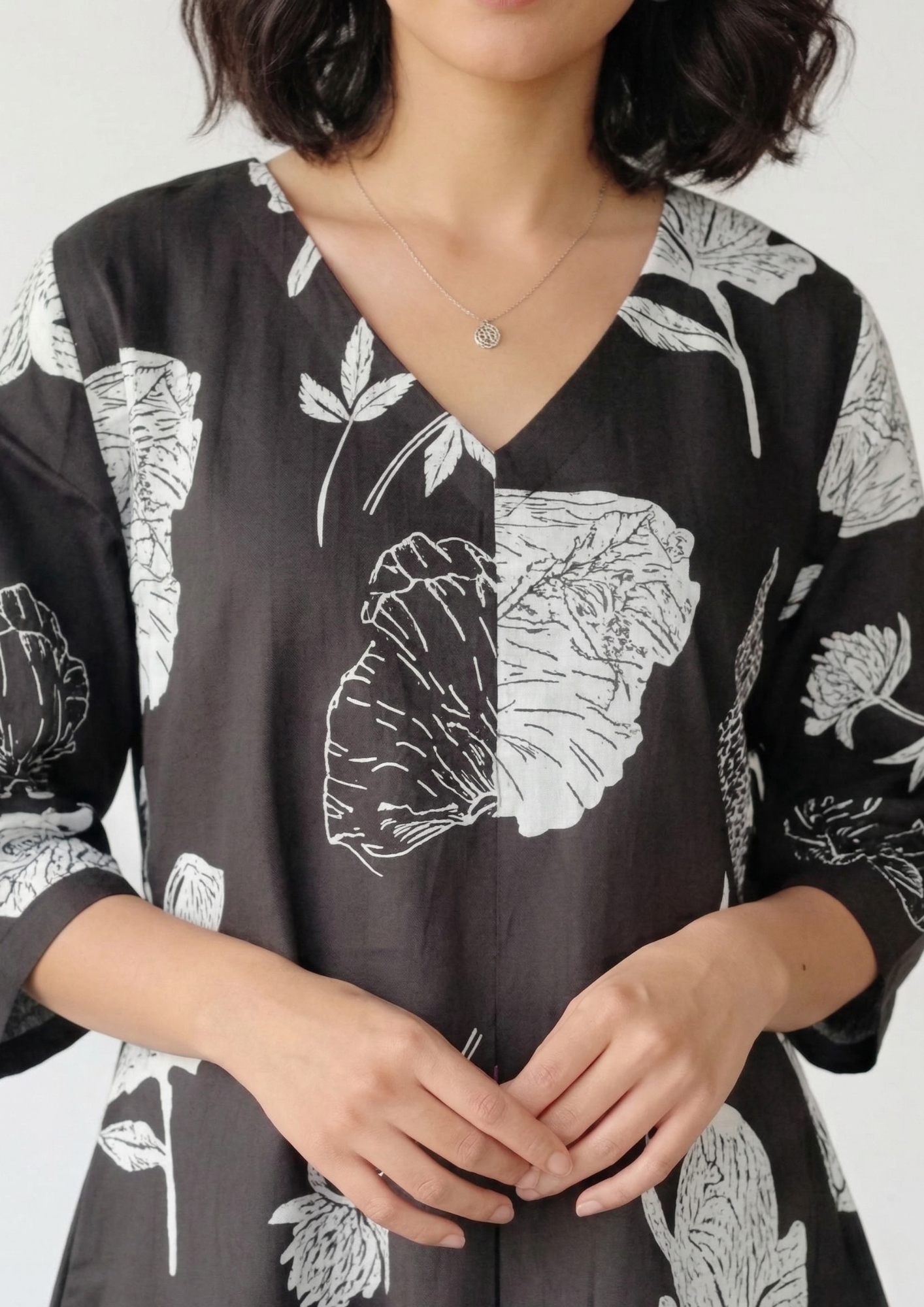 A-Linien Kleid aus Baumwolle mit großem Blumenprint in Schwarz | Velnorah