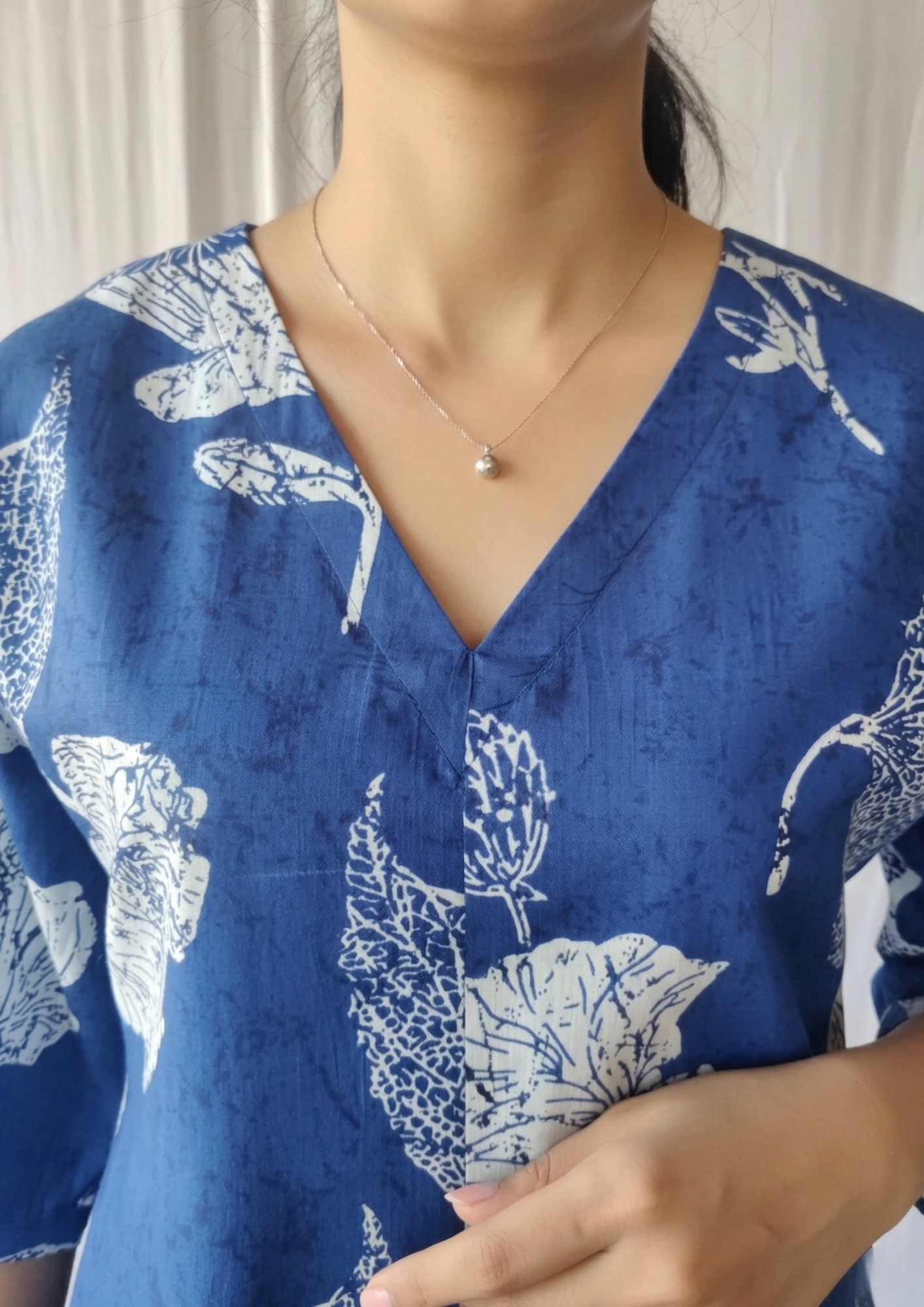 A-Linien Kleid aus Baumwolle mit großem Blumenprint in Schwarz | Velnorah