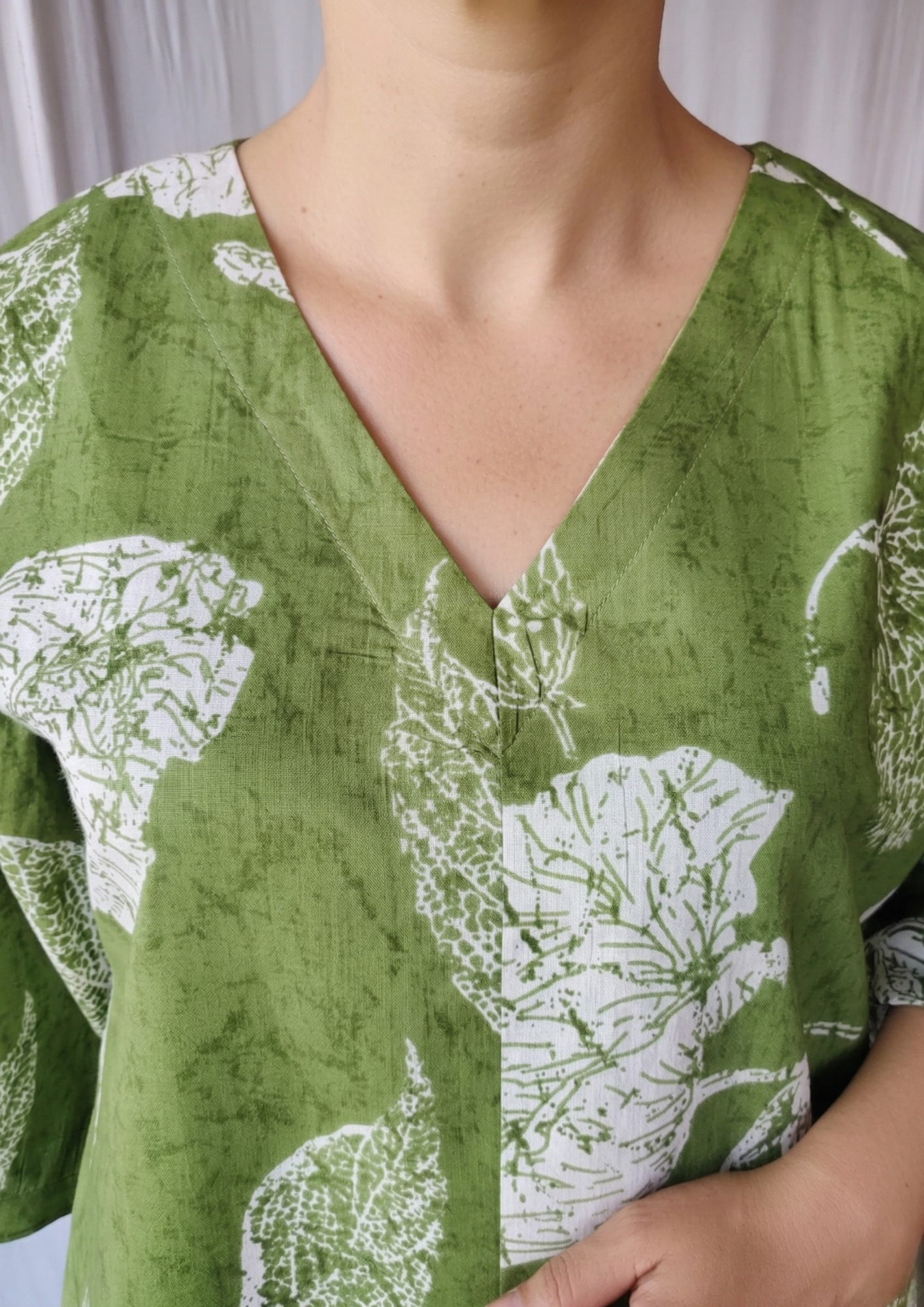 A-Linien Kleid aus Baumwolle mit großem Blumenprint in Schwarz | Velnorah