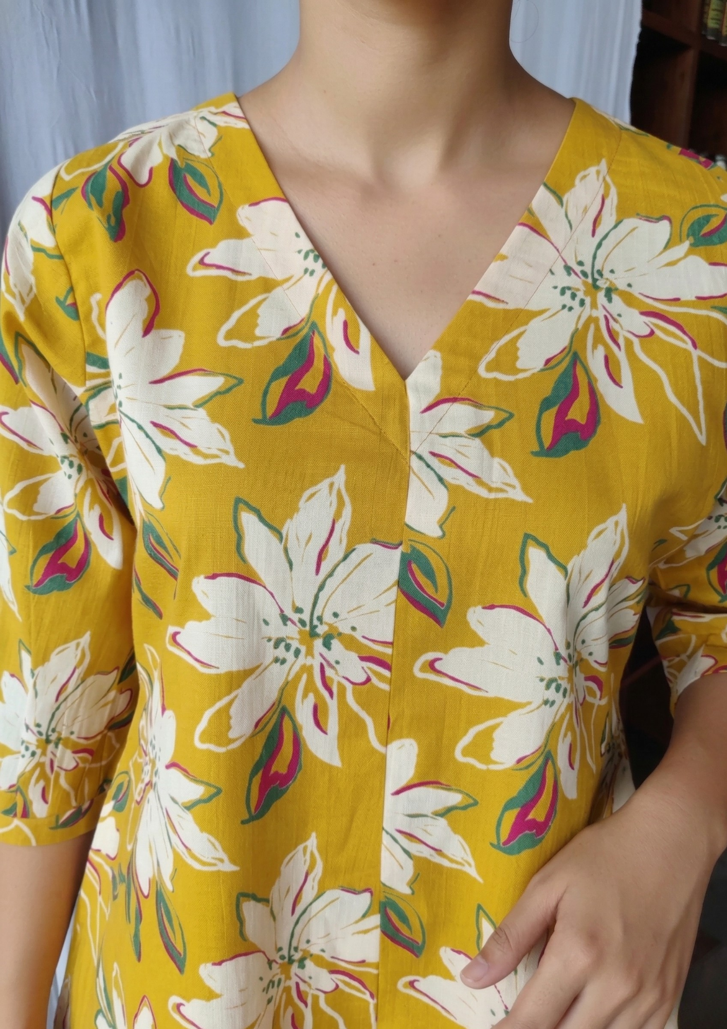 A-Linien Kleid aus Baumwolle mit großem Blumenprint in Schwarz | Velnorah