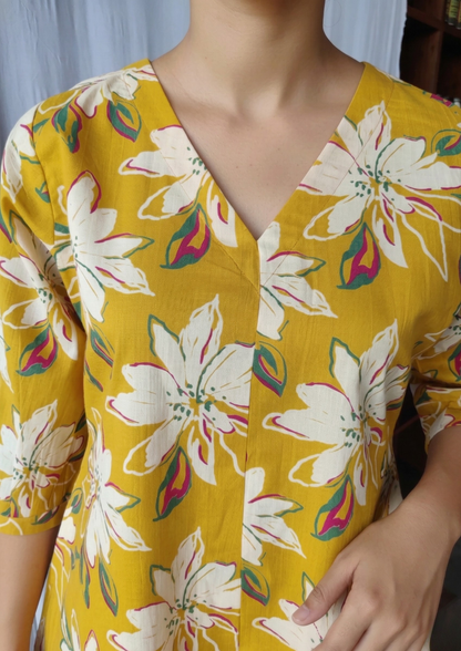 A-Linien Kleid aus Baumwolle mit großem Blumenprint in Schwarz | Velnorah