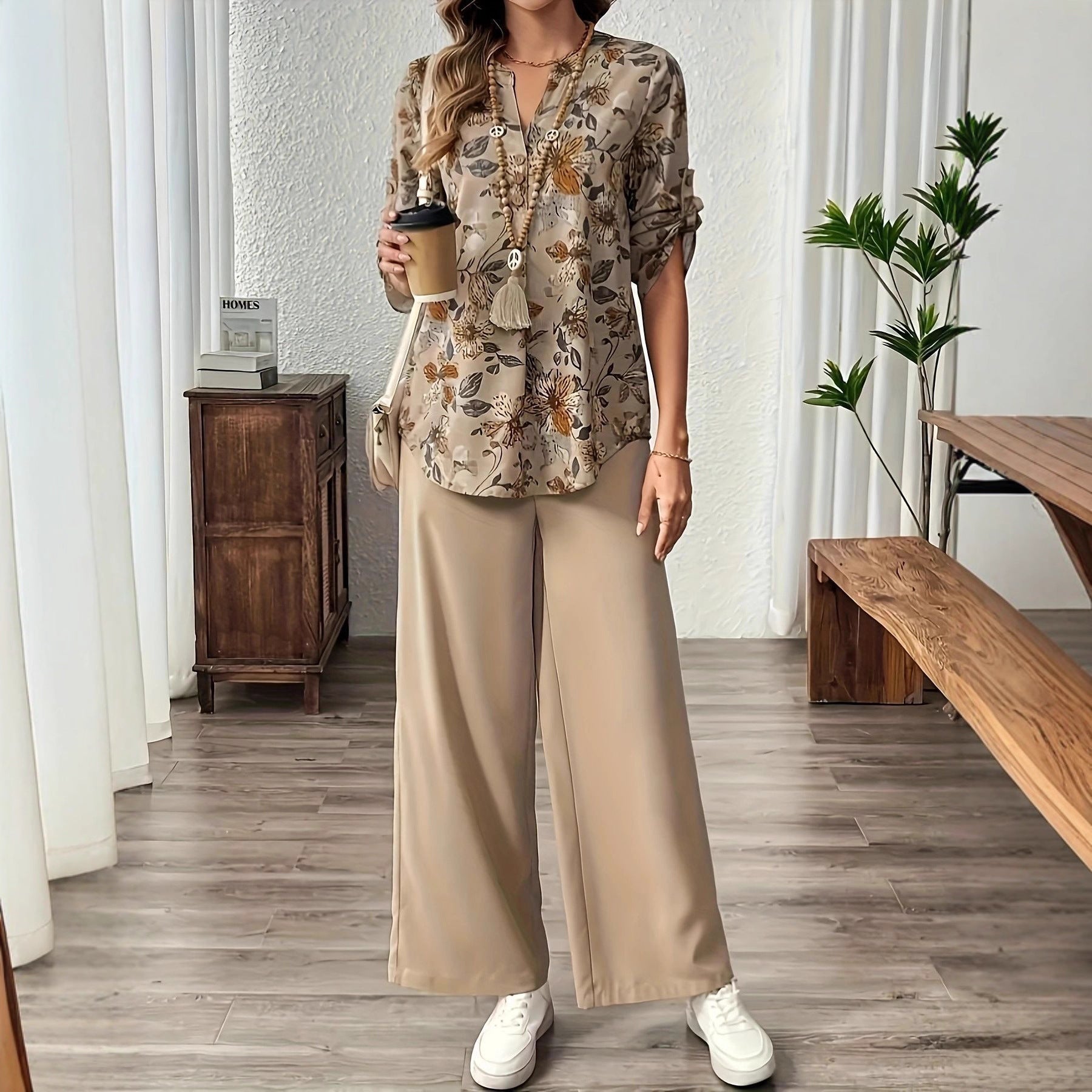 Elegante Damenbluse mit floralem Muster in verschiedenen Farben