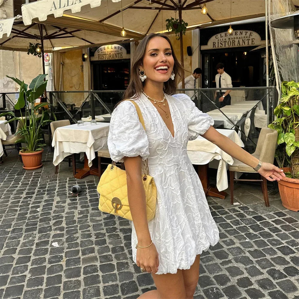Elegantes Kleid für Frauen mit schmeichelhaftem Schnitt und hohem Kragen-Velnorah