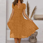 Linienkleid mit V-Ausschnitt und schwingendem Saum | Velnorah