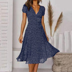 Linienkleid mit V-Ausschnitt und schwingendem Saum | Velnorah