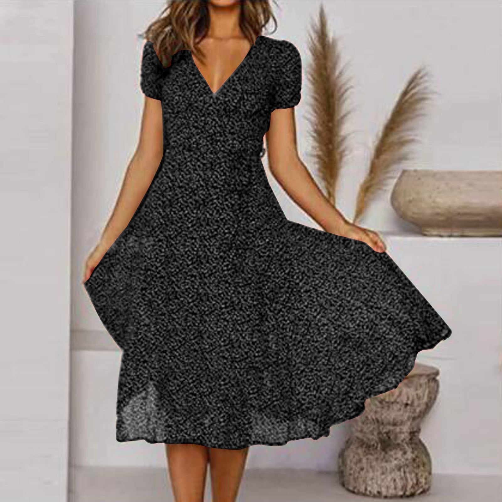 Linienkleid mit V-Ausschnitt und schwingendem Saum | Velnorah