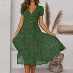 Linienkleid mit V-Ausschnitt und schwingendem Saum | Velnorah