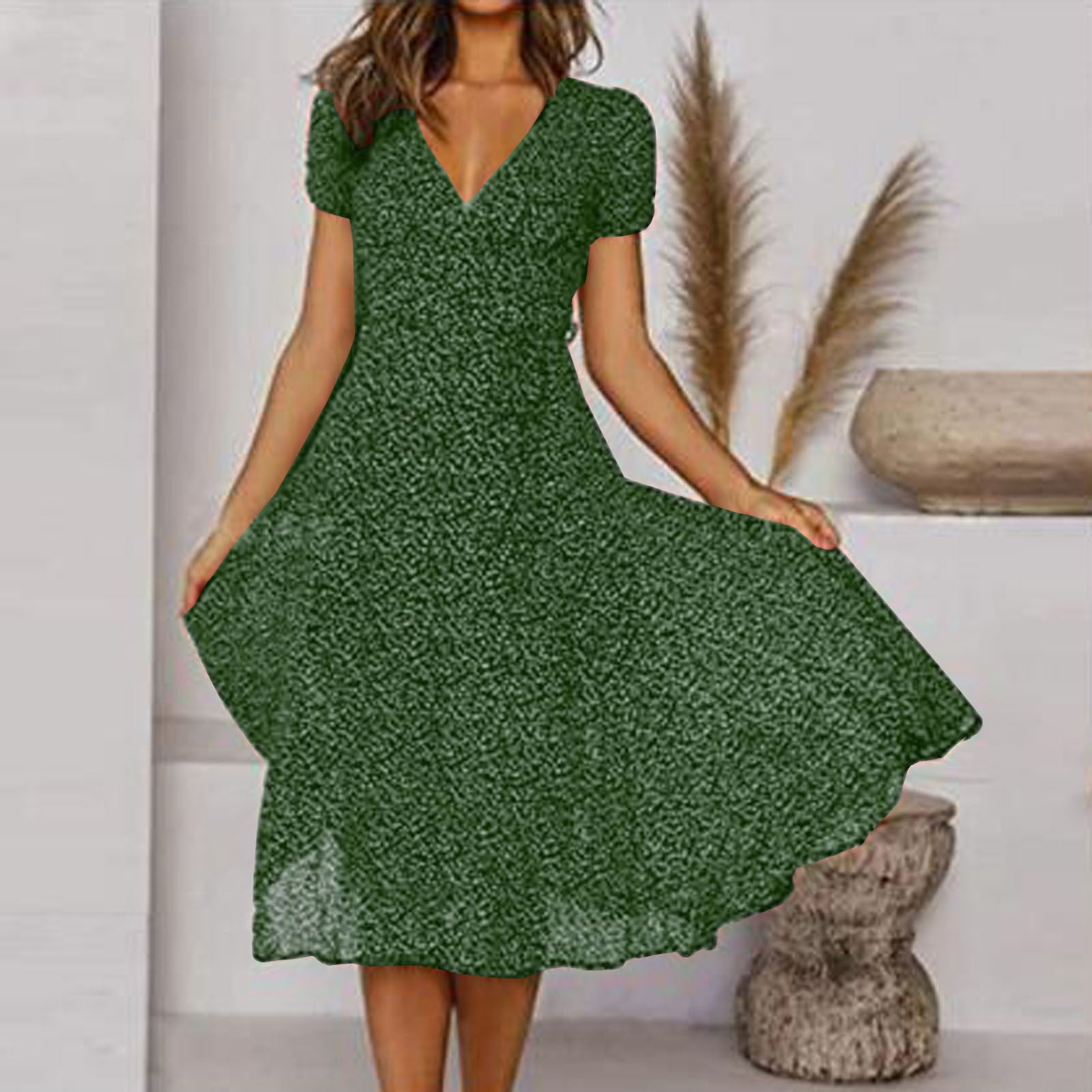 Linienkleid mit V-Ausschnitt und schwingendem Saum | Velnorah