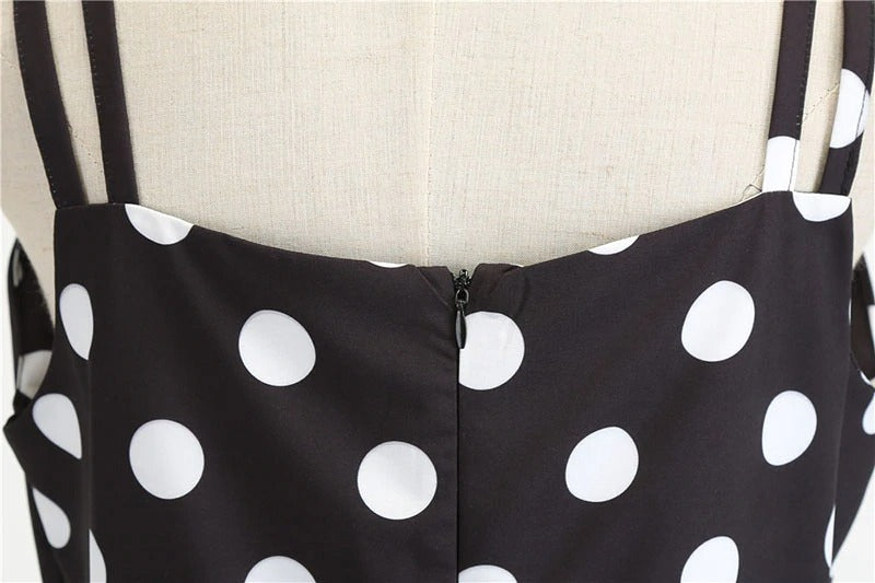 Klassisches Rockabilly Kleid mit schwarzen Polka Dots | Velnorah